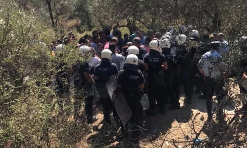 "Εκρηκτικό κλίμα" γύρω από το ΚΥΤ της Μόριας: Συγκρούσεις κατοίκων με αστυνομικούς